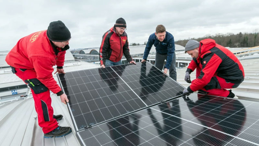 Messe Friedrichshafen: Bau der PV-Dachanlage gestartet