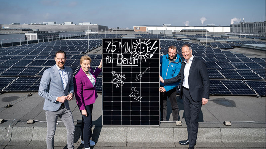 Messe Berlin: Solar-Dachanlage geht ans Netz